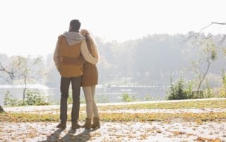 Un couple qui regarde le lac centre aide médicale à la procréation st roch